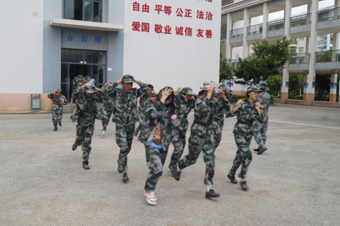 防灾人为先，居安当思危——大理技师学院新生进行防震减灾应急疏散演练